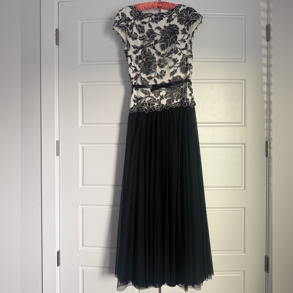 Elegant Tadashi Shoji Gown